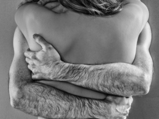 aktifoto kus k&auml;ed seljal