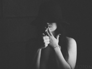 paljas ja sigaretti süütamine seksikas naine süütamas sigaretti