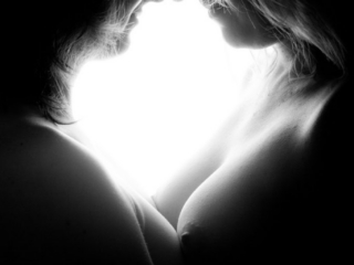 aktifoto kahest inimesest kes vaatavad teineteist