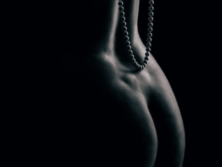 aktifoto-pepust-parlitega alasti foto pärlitega