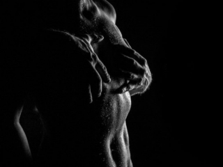 aktifoto kahest inimesest kes katsuvad teineteist