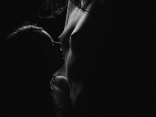 aktifoto kahest inimesest kes suudlevad rinda