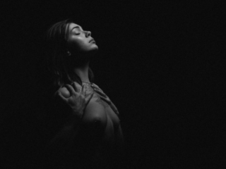 aktifoto kahest inimesest kus k&auml;ed &otilde;lgadel