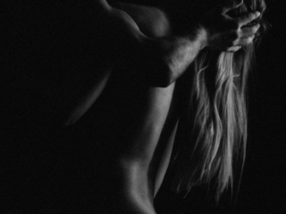 aktifoto kahest inimesest kes suudlevad kaela