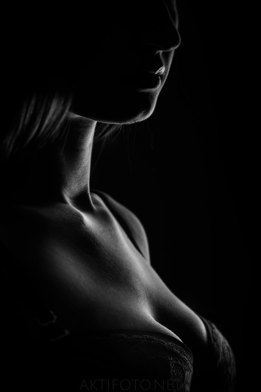Kunstiline ilus aktifoto naise alasti kehast tumedate toonidega
