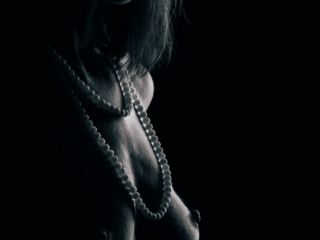 aktifotod pärlitega akt alasti foto kangaga