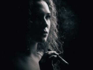 Aktifotod 046 suitsuga aktifoto kusnaine suitsetab sigarit