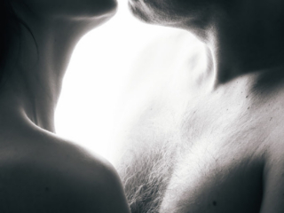 aktifoto kahest inimesest kes suudlevad