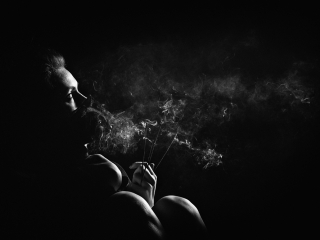 akt kassiga suitsuga aktifoto kus naine põletab viirukit ja kass on süles