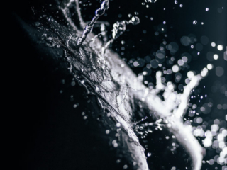 akt veega ja vee pitsmed aktifoto vee piiskadega