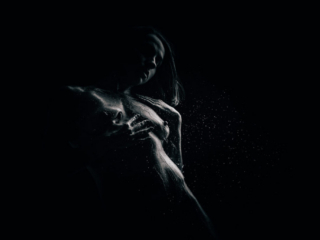 Julia 533 aktifoto veega kus vesi langeb ja vee piisad