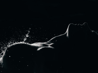 Pirjo Akt 373 aktifoto veega kus vesi langeb ja vee piisad