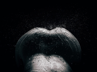 Thunder-Akt-341 aktifoto veega kus vesi langeb ja vee piisad