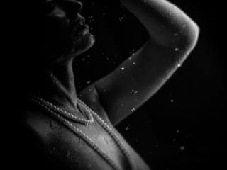 Porno: Ikki erkak osiyolik ayollarning qinini barmoq bilan tutmoqda