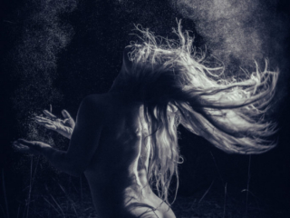 Tolmuga aktifoto looduses Tolmuga aktifoto looduses kus naine viskab juukseid