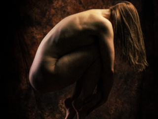 aktifoto pedestaalil kunstiline aktifoto