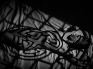 Varju mustrid kehal akt Varju mustrid kehal akt