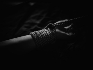 Seotud käed voodi külge Seotud käed voodi külge