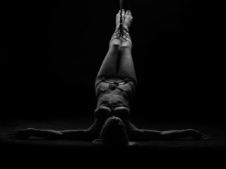 jalgupidi laes ja käed laiali - shibari jalgupidi laes ja käed laiali - shibari